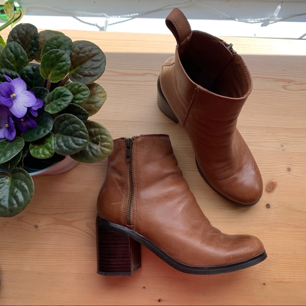 chunky heel bootie // GAP US 6